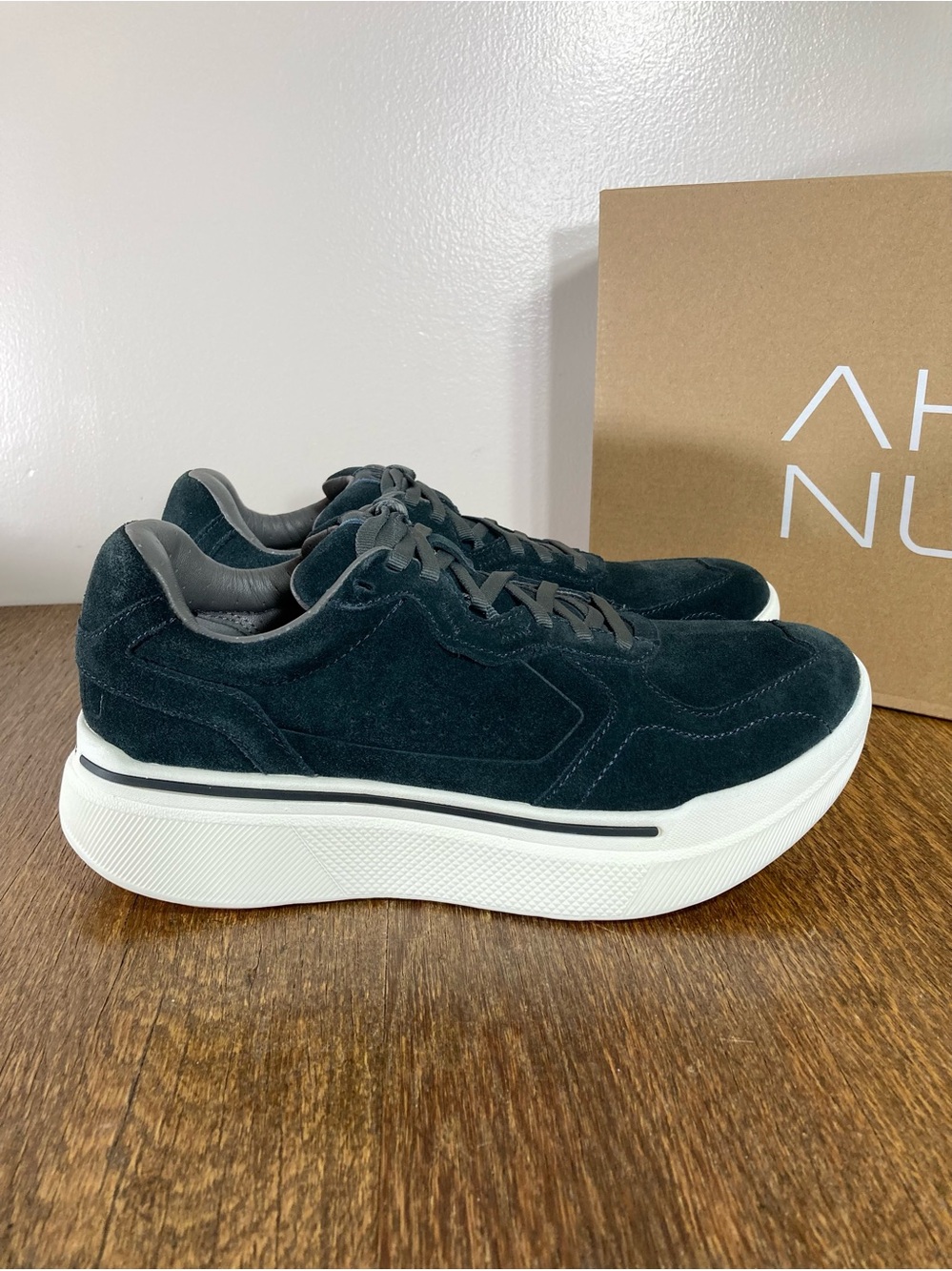 NWB Ahnu Sequence 1.1 Suede Platform Sneaker Women’s Size 9 Black New with box